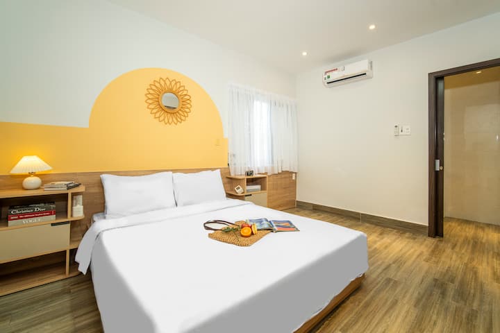 Dhoma e gjumit 302 e ndritshme dhe e gëzuar në katin e 3-të në Lavie Villa ka një krevat dopio "queen" të rehatshëm, me thekse të verdha të ngrohta dhe ndriçim natyral. Ideale për t 'u çlodhur, dhoma ka shërbime moderne, një televizor dhe një ambient të rehatshëm.