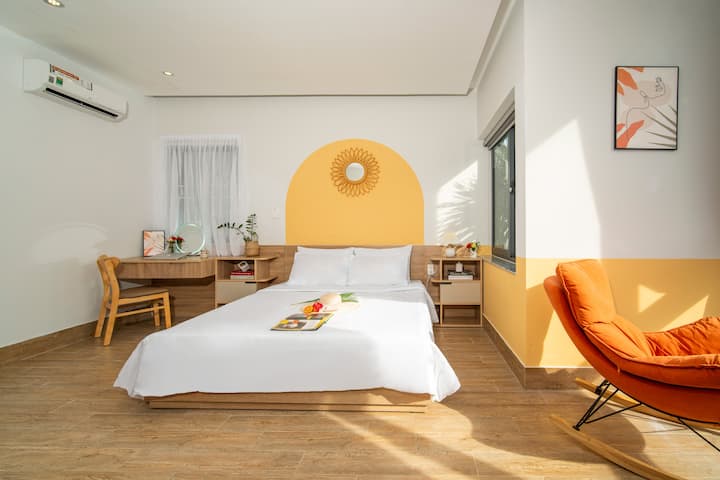 Kjo është dhoma e gjumit 303 në katin e 3-të të Lavie Villa, me një krevat dopio "queen" të rehatshëm, mobilie moderne dhe dritare të mëdha që lejojnë shumë dritë natyrale. Ideale për një qëndrim relaksues.