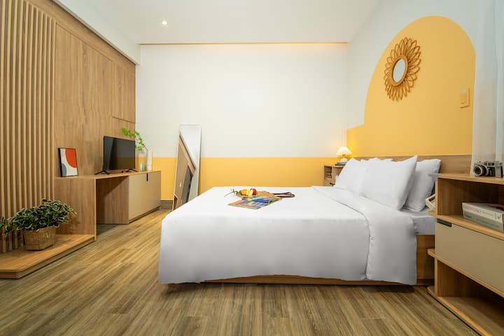 Dhoma e gjumit e ndritshme dhe e gëzuar 202 në katin e dytë në Lavie Villa ka një krevat dopio "queen" të rehatshëm, me thekse të verdha të ngrohta dhe ndriçim natyral. Ideale për t 'u çlodhur, dhoma ka shërbime moderne, një televizor dhe një ambient të rehatshëm.