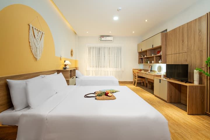 Kjo dhomë gjumi e rehatshme 201 në katin e 2-të të Lavie Villa ka një krevat dopio "queen" dhe një krevat tek, ideal për familje ose grupe. Ndriçimi i butë dhe dekori i ngrohtë krijojnë një atmosferë mikpritëse për t 'u çlodhur.
