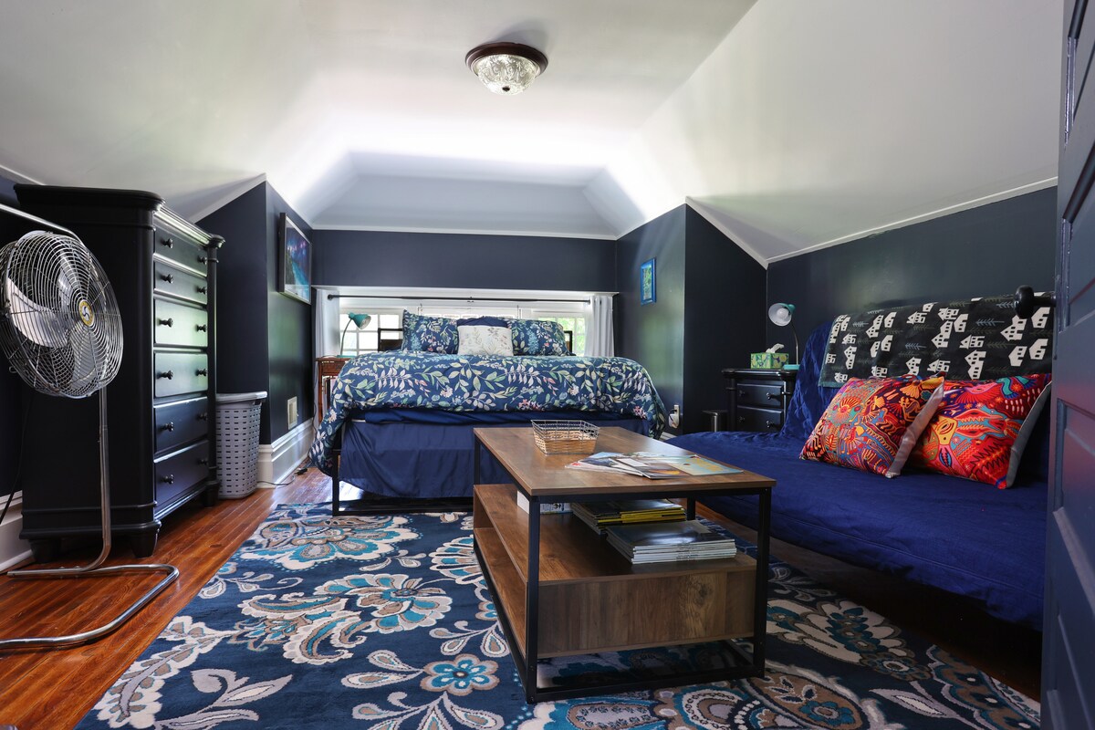 سرير بحجم كوين وستائر سوداء والهدوء الموجود فقط في العلية يضمن راحة ليلية جيدة. 