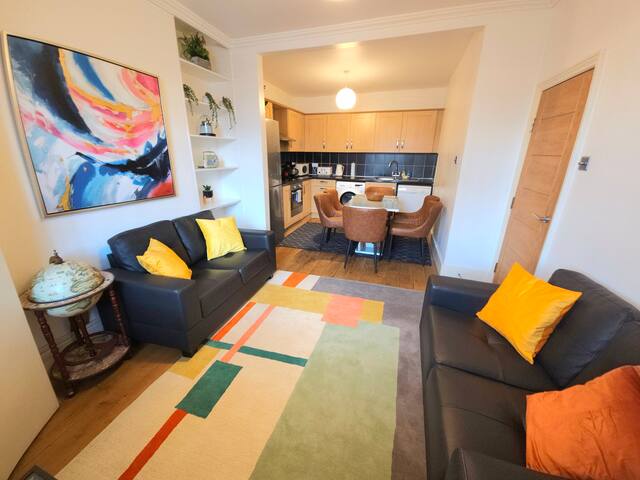 4 Bedroom 3 Bathroom Central House by Tube Station gallery image 2