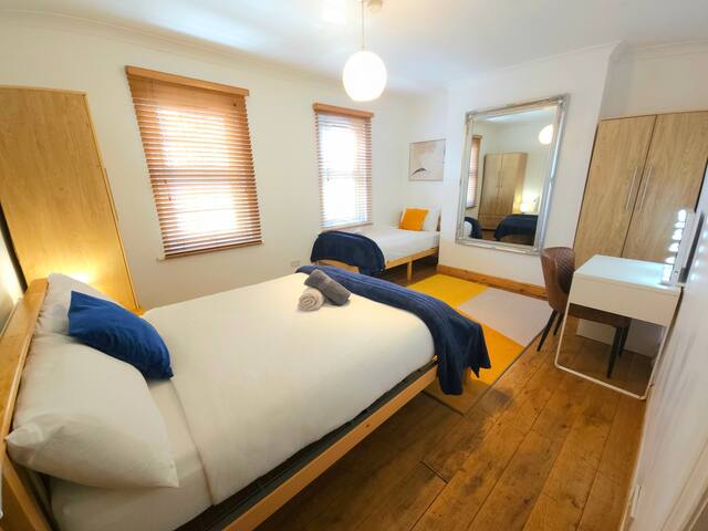 4 Bedroom 3 Bathroom Central House by Tube Station gallery image 3