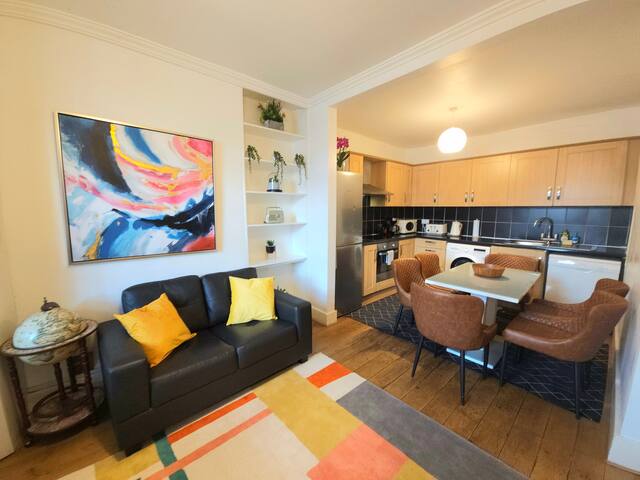 4 Bedroom 3 Bathroom Central House by Tube Station gallery image 5