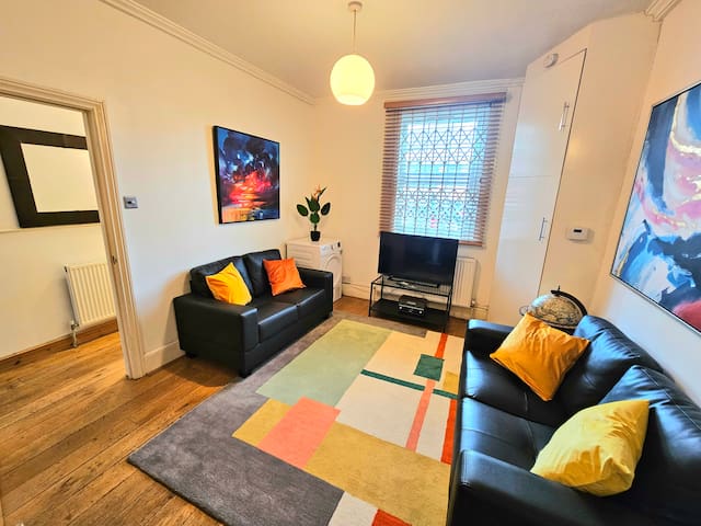 4 Bedroom 3 Bathroom Central House by Tube Station