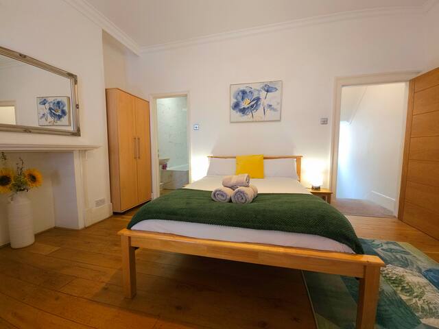 4 Bedroom 3 Bathroom Central House by Tube Station gallery image 4