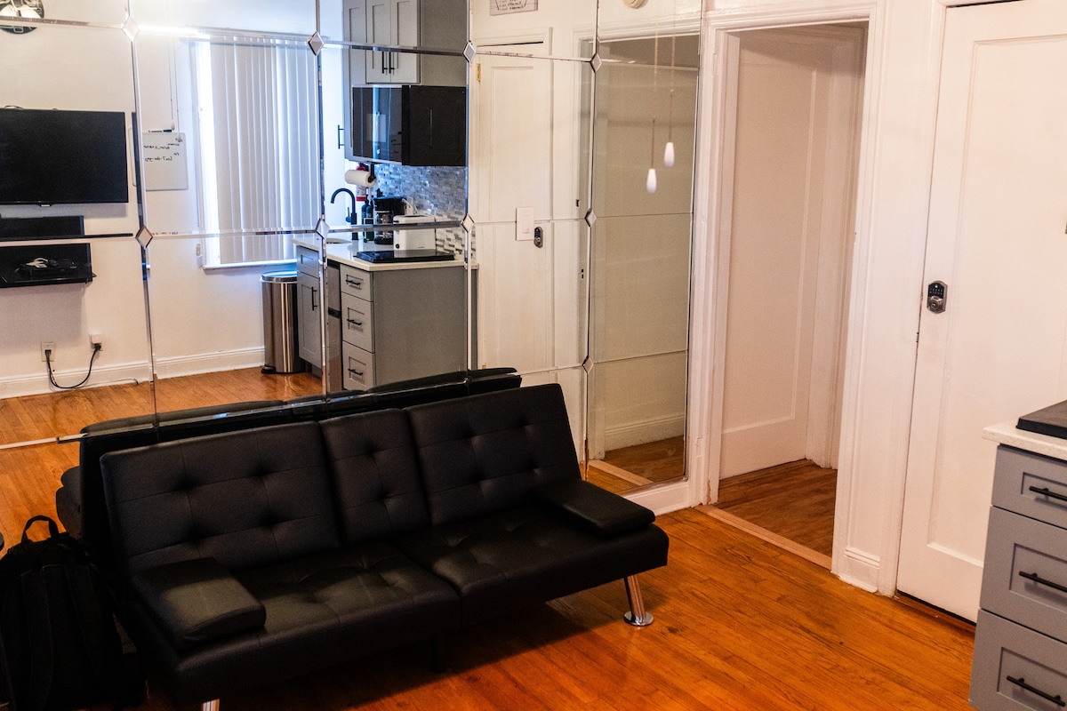 Dhoma e ndenjjes me stil dhe e dekoruar në mënyrë elegante të ngre në çast humorin tënd. Muri i pasqyrës ofron një ambient elegant dhe shton hijeshinë e dhomës së ndenjjes. 