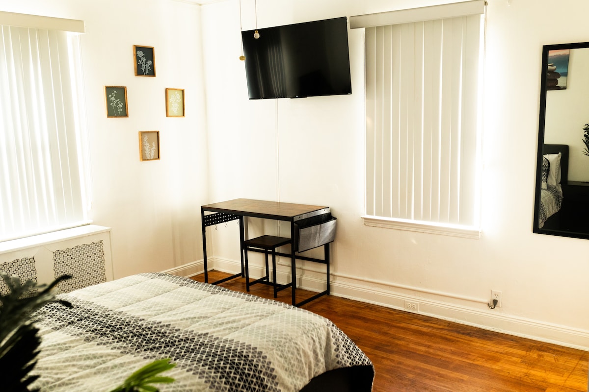 Shiko televizor, rehat në krevat gjatë kohës së lirë.