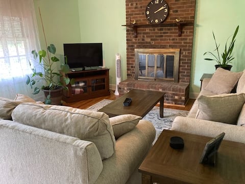 Elon Cottage
10:am check in/1:00pm check out