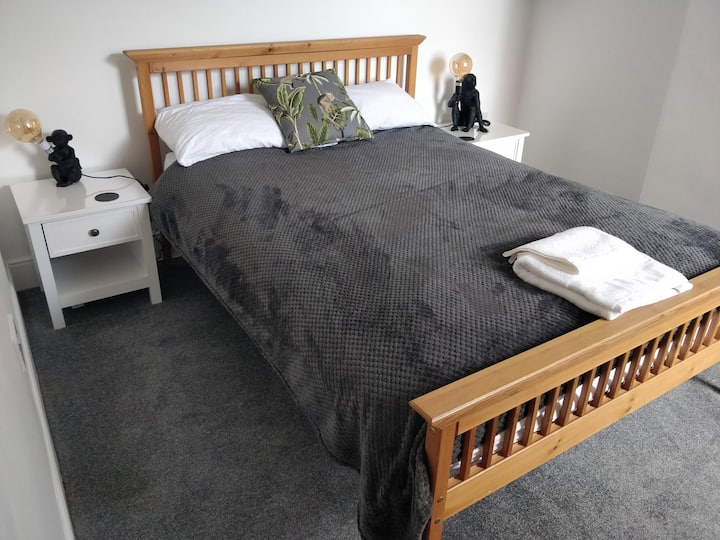 يوجد سرير مزدوج مريح في الطابق العلوي في وسط المنزل.