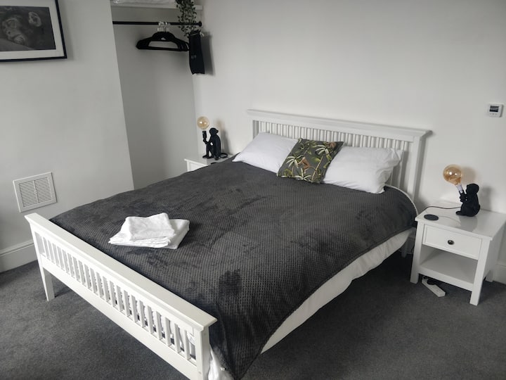 تتميز أكبر غرفة نوم في الطابق العلوي، وتقع في الجزء الأمامي من المنزل، بسرير كبير الحجم فسيح لتوفير أقصى درجات الراحة.