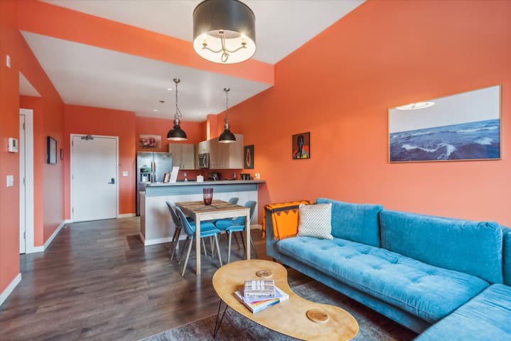 Colorful 2BR/2BA w/ King Bed, Local Art + Secure P