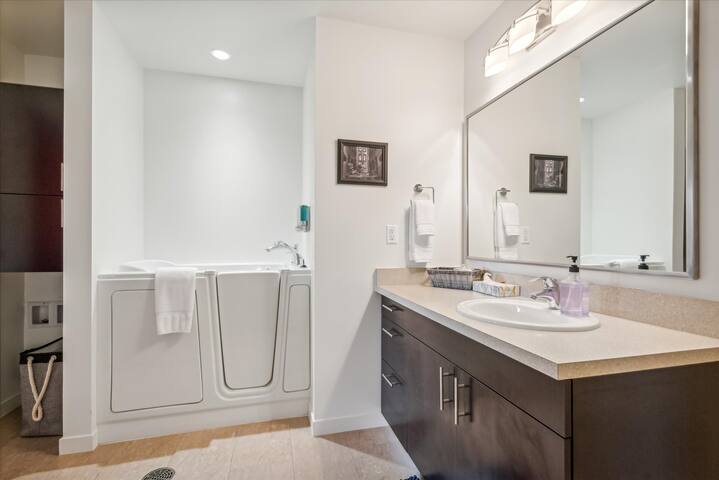 Colorful 2BR/2BA w/ King Bed, Local Art + Secure P gallery image 2