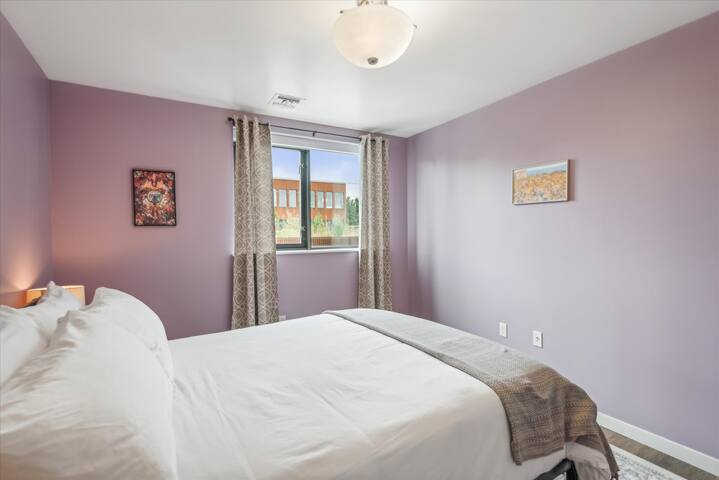 Colorful 2BR/2BA w/ King Bed, Local Art + Secure P gallery image 4
