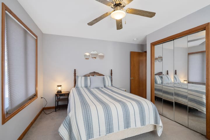 ¡Cuarto dormitorio en el segundo piso, cama tamaño queen!