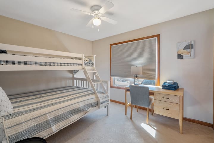 ¡Vista del segundo dormitorio en el primer piso! ¡Incluye una cama queen en la parte inferior y una litera doble en la parte superior!