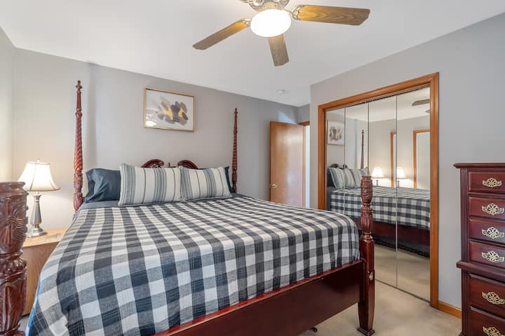 ¡Primer dormitorio en el primer piso, cama cómoda tamaño king!