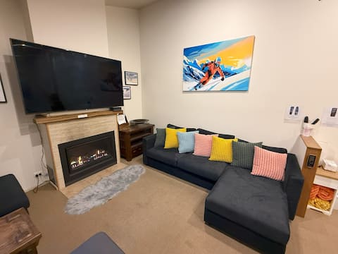 Spacious Group Getaway | Fireplace +75"TV+ Wi-Fi