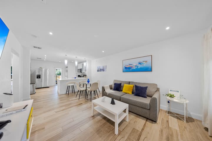 Vibrant 2br Little Gem| Steps From Design District - Miami