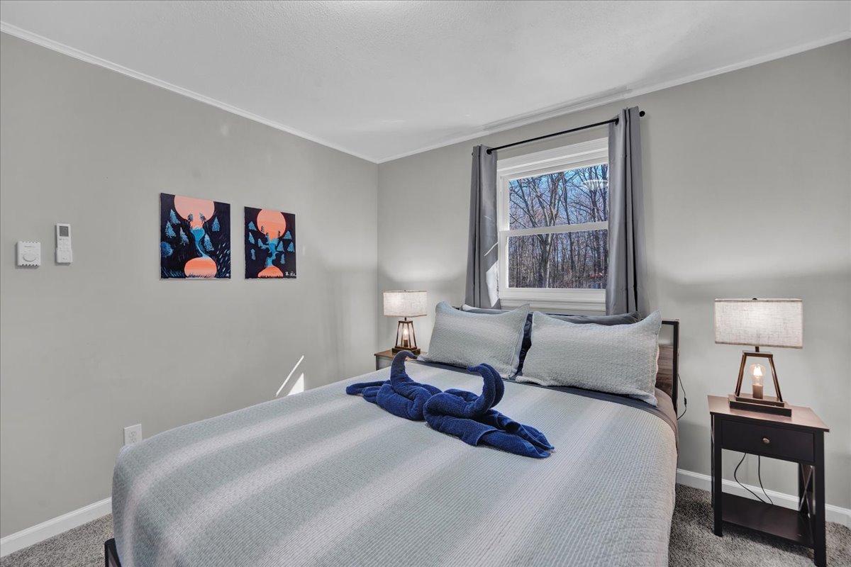 Queensize bed op de eerste verdieping. 