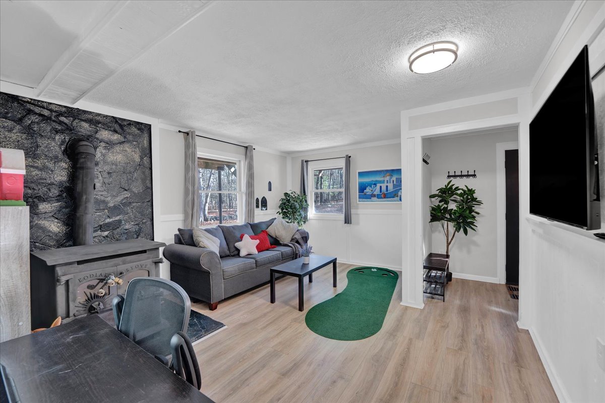 Deze tweede woonkamer is voorzien van een 55-inch tv, een handige werkplek en een uitschuifbare queensize slaapbank, die zowel entertainment als extra slaapruimte biedt. Heeft ook mini putting green op de grond voor extra plezier. 