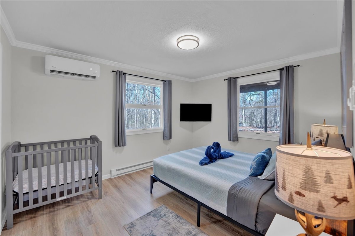 Deze slaapkamer op de 1e verdieping is goed bereikbaar zonder stappen. Het beschikt over een queensize bed, een tv, een wiegje en een aangrenzende eigen badkamer voor je gemak. Gelegen vlak naast de 2e woonkamer. Deze kamer is ideaal voor gezinnen of gasten.