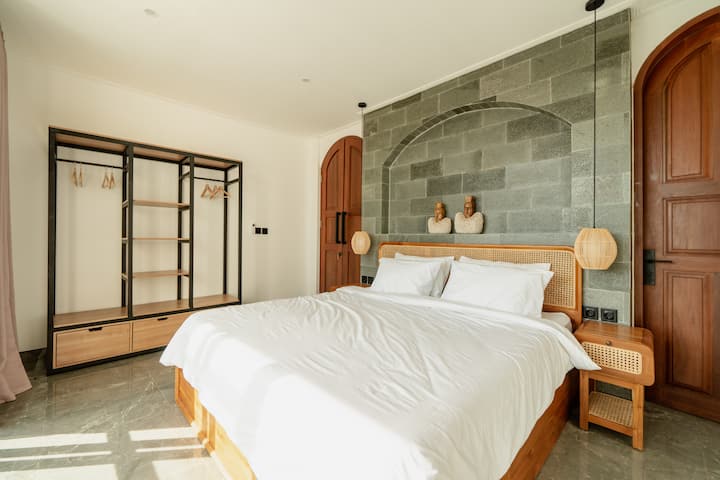 Step into serenity in Villa Melrose Canggu's ensuite bedroom—an open, airy haven. Modern elegance meets Balinese tranquility for an idyllic escape. #villamelrosecanggu