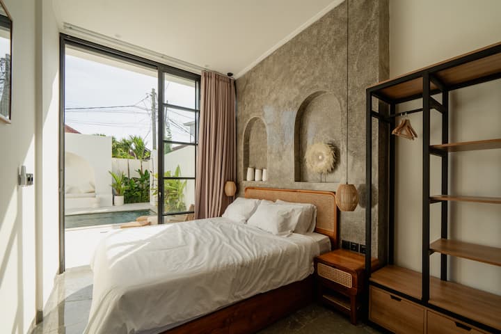 Experience openness and comfort in Villa Melrose Canggu's ensuite bedroom—a tranquil retreat blending modern luxury with Bali's serene charm. Your private oasis awaits. #villamelrosecanggu