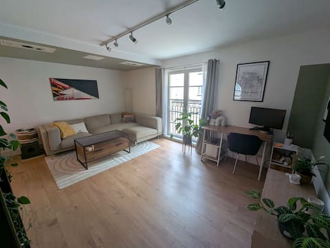 Popular Airbnb listing: Central*2Bed2Bath* near Haymarket Station +parking in Sighthill & Gorgie