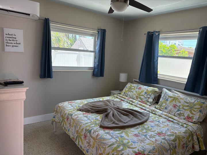 Голямо двойно легло с спално бельо. 