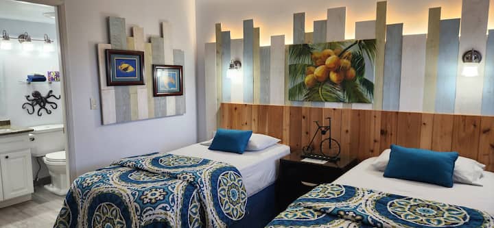 جناح غرفة نوم ثانية مع سريرين مريحين وجديدين والكثير من الإضاءة