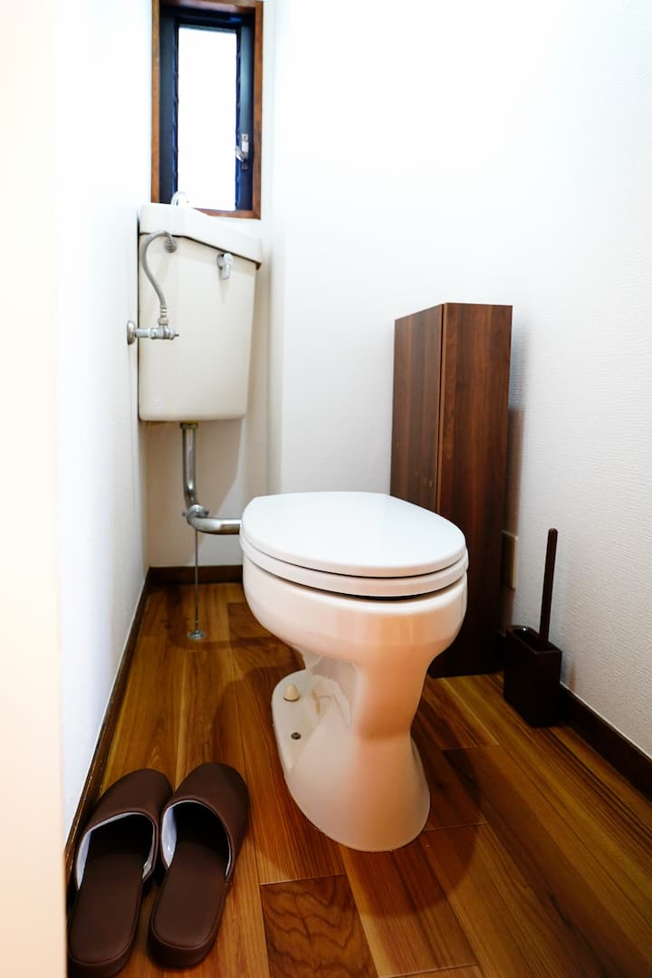 和風のお部屋303号室のトイレです。
浴室とは別です。
通常のトイレに比べて狭い作りとなっていますのでご了承くださいませ。