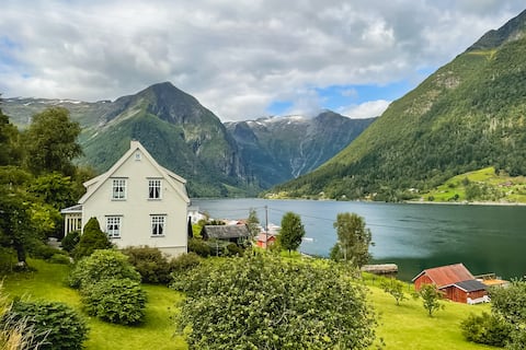 House with private sea line & jetty in the middle of Balestrand