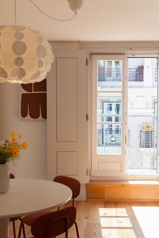 FLH Downtown Comfy Apartment gallery image 5