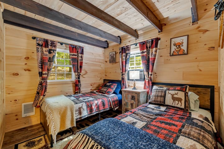 Bedroom with 2 twin beds