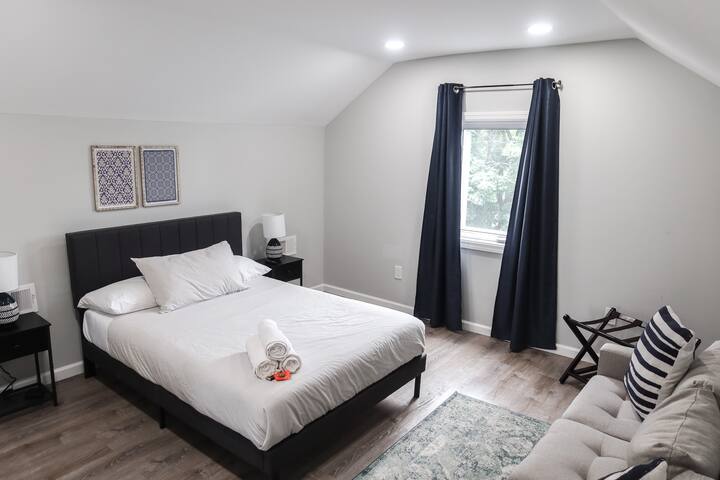 5Bed 2Bath Near NYC, Parking, Laundry gallery image 2