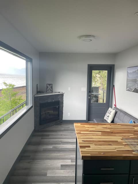 Top Airbnb: Lake Front Rail Car Suite, amazing LAKE/MTN views in East Kootenay F