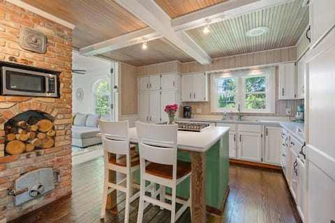 FARM HOUSE near town, big yard, hot tub, scenic