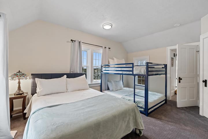 Chumba cha kulala #2, kitanda cha ukubwa wa Queen na kitanda cha ghorofa cha ukubwa kamili. Chumba kinalala 4. Kiyoyozi cha dirisha kimetolewa. Mlango wa mtindo wa banda hutenganisha chumba cha kulala cha 1 na 2.