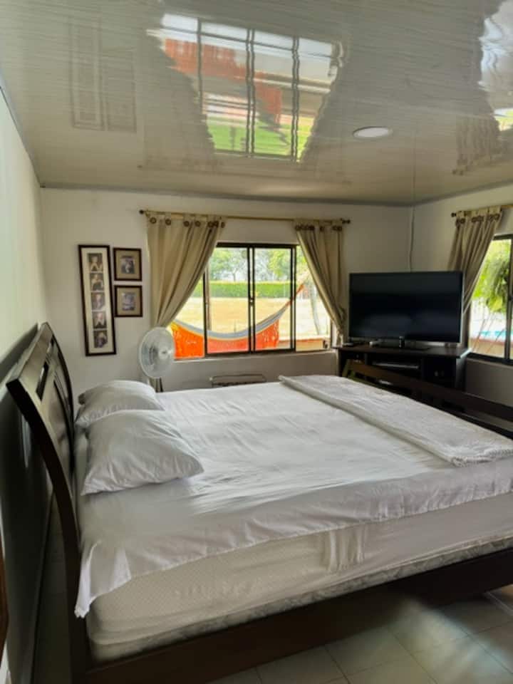 ოთახი № 1 , ერთი დიდი საწოლი, ტელევიზორი , ცალკე სააბაზანო.