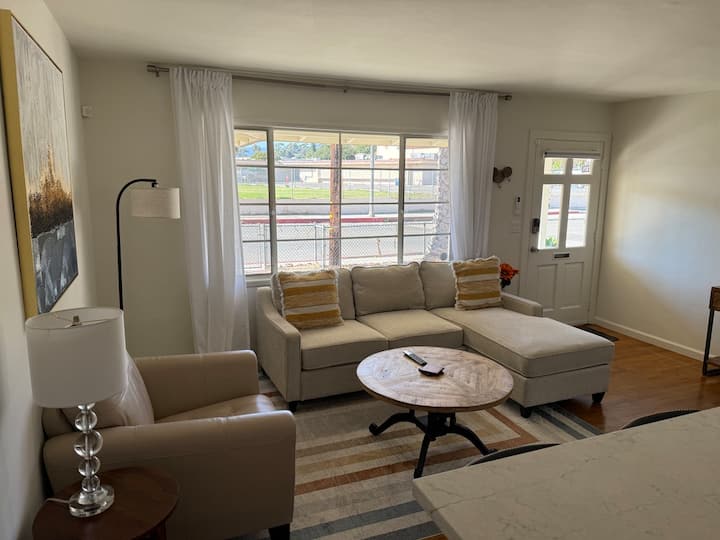 Bright, Updated 2br/2ba Near State Street & Beach - Santa Barbara, CA