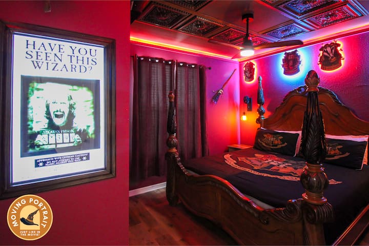 За амбициозните магьосници тази спалня с тематика на Хари Потър вдъхва живот на магията на Хогуортс! Разполага с кралско легло с четири колони, стенна картина с герба на дома, движеща се рамка за портрет, осветление с пръчици, LED светлини по периметъра, вентилатор на тавана, плюшено легло.         