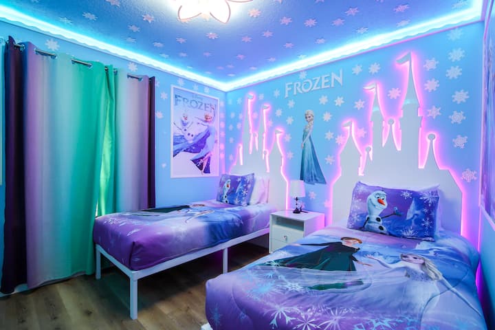За ледени приключения в Арендел! Тази стая, вдъхновена от „Ледено кралство“, разполага с две единични легла, централна нощна масичка с лампа, вентилатор на тавана във формата на снежинка, зашеметяващ кристален полилей, завеси за затъмнение, ярки стенни тапети, LED осветление във формата на снежинки         