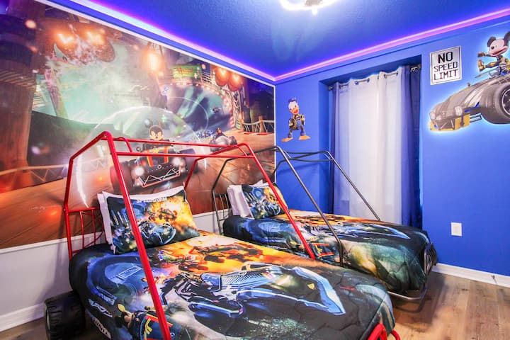 Забавлявайте се в тази спалня, оформена в състезателна тематика! С две единични легла тип „състезателна кола“, нощно шкафче, скрин, вентилатор на тавана с LED полилей, завеси за затъмняване, ярка стенна тапета с Мики, стикери „No Speed Limit“, амбиентно LED осветление по периметъра   