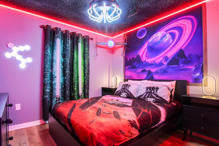 За начинаещите галактически изследователи това междузвездно убежище предлага приключение сред звездите! Разполага с удобно двойно легло с тематично спално бельо, две нощни шкафчета, космическа стенна картина, RGB LED осветление по периметъра, скулптурен полилей       