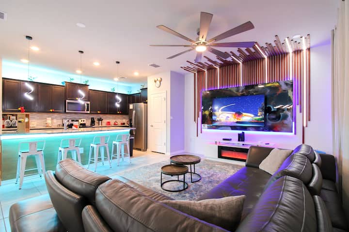 В тази отворена концептуална зона ще намерите кухня, всекидневна и трапезария. Кухнята ни е напълно оборудвана. Във всекидневната ще видите телевизор, разтегателен диван и вентилатор на тавана. Има и трапезария с маса и столове.       