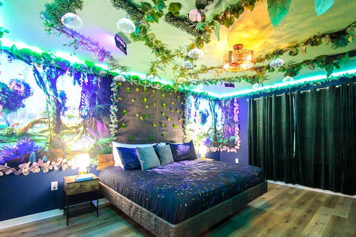 Насладете се на сърцето на Пандора в този рай с тематика на Аватар! Разполага с легло с балдахин с размер king size с тъкана основа, биолуминесцентни лозя, увисващи от тавана, RGB LED осветление по периметъра, кристален полилей, затъмняващи завеси и нощни шкафчета              