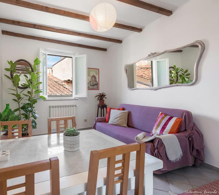 Მისაღები ოთახი და სამზარეულო. Ორმაგი ექსპოზიცია ქმნის ვენტილირებად, გრილ და ნათელ გარემოს. Ორივე ფანჯრიდან იშლება სახურავების ხედი, შუადღისას კი ისმის რამდენიმე ეკლესიის ზარი, რომელიც ერთად რეკავს.