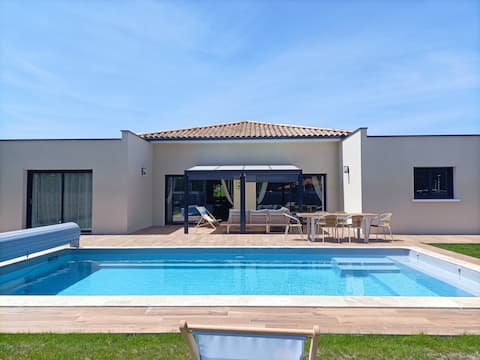 House 200m² air-conditioned, close to beach and shops