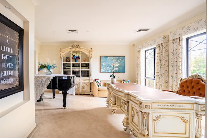 معرض فني - مع مكتب إمبراطوري إيطالي مصنوع يدويًا 